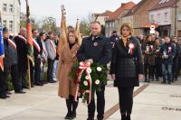 Delegacje złożyły wiązanki pod pomnikiem Powstańców Wielkopolskich przy ul. Kościuszki - relacja zdjęciowa