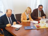 Od lewej Starosta Wągrowiecki Tomasz Kranc, Skarbnik Powiatu Ewa Szczepaniak, Wicestarosta Michał Piechocki