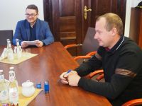 Od lewej Jakub Zadroga i wykonawca Szymon Włodarczyk