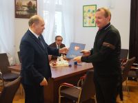 Od lewej Starosta Wągrowiecki Tomasz Kranc i wykonawca Szymon Włodarczyk