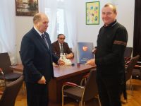 Od lewej Starosta Wągrowiecki Tomasz Kranc i wykonawca Szymon Włodarczyk