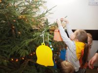 Dzieci z Przedszkola nr 3 w Wągrowcu dekorują choinkę w Starostwie Powiatowym