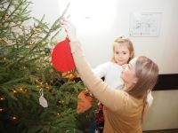 Dzieci z Przedszkola nr 3 w Wągrowcu dekorują choinkę w Starostwie Powiatowym
