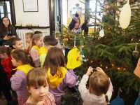 Dzieci z Przedszkola nr 3 w Wągrowcu dekorują choinkę w Starostwie Powiatowym