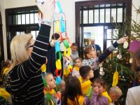 Dzieci z Przedszkola nr 3 w Wągrowcu dekorują choinkę w Starostwie Powiatowym