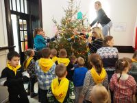 Dzieci z Przedszkola nr 3 w Wągrowcu dekorują choinkę w Starostwie Powiatowym
