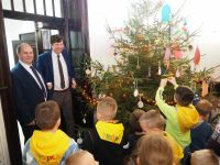 Dzieci z Przedszkola nr 3 w Wągrowcu dekorują choinkę w Starostwie Powiatowym