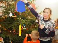 Dzieci z Przedszkola nr 3 w Wągrowcu dekorują choinkę w Starostwie Powiatowym