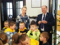 Dzieci z Przedszkola nr 3 w Wągrowcu dekorują choinkę w Starostwie Powiatowym