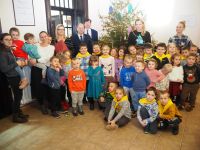 Dzieci z Przedszkola nr 3 w Wągrowcu dekorują choinkę w Starostwie Powiatowym
