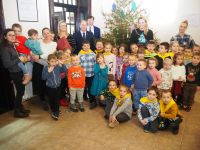 Dzieci z Przedszkola nr 3 w Wągrowcu dekorują choinkę w Starostwie Powiatowym