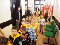 Dzieci z Przedszkola nr 3 w Wągrowcu dekorują choinkę w Starostwie Powiatowym