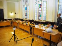 Dzieci z Przedszkola nr 3 w Wągrowcu dekorują choinkę w Starostwie Powiatowym