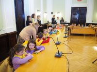 Dzieci z Przedszkola nr 3 w Wągrowcu dekorują choinkę w Starostwie Powiatowym