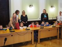 Dzieci z Przedszkola nr 3 w Wągrowcu dekorują choinkę w Starostwie Powiatowym