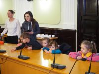 Dzieci z Przedszkola nr 3 w Wągrowcu dekorują choinkę w Starostwie Powiatowym