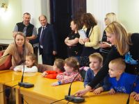 Dzieci z Przedszkola nr 3 w Wągrowcu dekorują choinkę w Starostwie Powiatowym