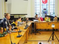 Dzieci z Przedszkola nr 3 w Wągrowcu dekorują choinkę w Starostwie Powiatowym