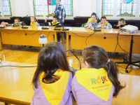 Dzieci z Przedszkola nr 3 w Wągrowcu dekorują choinkę w Starostwie Powiatowym