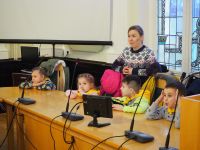 Dzieci z Przedszkola nr 3 w Wągrowcu dekorują choinkę w Starostwie Powiatowym