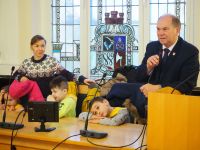 Dzieci z Przedszkola nr 3 w Wągrowcu dekorują choinkę w Starostwie Powiatowym