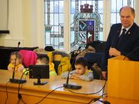 Dzieci z Przedszkola nr 3 w Wągrowcu dekorują choinkę w Starostwie Powiatowym