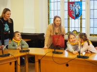 Dzieci z Przedszkola nr 3 w Wągrowcu dekorują choinkę w Starostwie Powiatowym