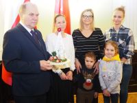 Dzieci z Przedszkola nr 3 w Wągrowcu dekorują choinkę w Starostwie Powiatowym