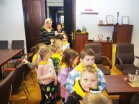 Dzieci z Przedszkola nr 3 w Wągrowcu dekorują choinkę w Starostwie Powiatowym