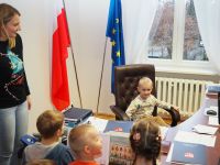 Dzieci z Przedszkola nr 3 w Wągrowcu dekorują choinkę w Starostwie Powiatowym