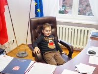 Dzieci z Przedszkola nr 3 w Wągrowcu dekorują choinkę w Starostwie Powiatowym