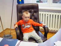 Dzieci z Przedszkola nr 3 w Wągrowcu dekorują choinkę w Starostwie Powiatowym