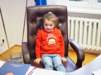 Dzieci z Przedszkola nr 3 w Wągrowcu dekorują choinkę w Starostwie Powiatowym