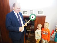 Dzieci z Przedszkola nr 3 w Wągrowcu dekorują choinkę w Starostwie Powiatowym