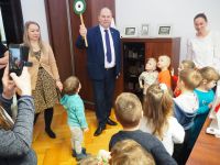 Dzieci z Przedszkola nr 3 w Wągrowcu dekorują choinkę w Starostwie Powiatowym