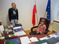 Dzieci z Przedszkola nr 3 w Wągrowcu dekorują choinkę w Starostwie Powiatowym