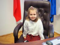 Dzieci z Przedszkola nr 3 w Wągrowcu dekorują choinkę w Starostwie Powiatowym