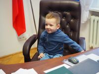 Dzieci z Przedszkola nr 3 w Wągrowcu dekorują choinkę w Starostwie Powiatowym