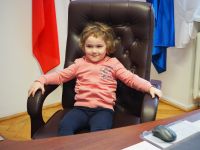Dzieci z Przedszkola nr 3 w Wągrowcu dekorują choinkę w Starostwie Powiatowym