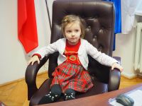 Dzieci z Przedszkola nr 3 w Wągrowcu dekorują choinkę w Starostwie Powiatowym