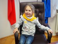 Dzieci z Przedszkola nr 3 w Wągrowcu dekorują choinkę w Starostwie Powiatowym