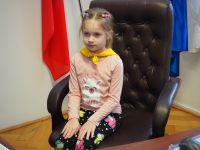 Dzieci z Przedszkola nr 3 w Wągrowcu dekorują choinkę w Starostwie Powiatowym