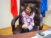 Dzieci z Przedszkola nr 3 w Wągrowcu dekorują choinkę w Starostwie Powiatowym