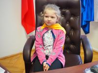 Dzieci z Przedszkola nr 3 w Wągrowcu dekorują choinkę w Starostwie Powiatowym