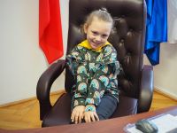 Dzieci z Przedszkola nr 3 w Wągrowcu dekorują choinkę w Starostwie Powiatowym