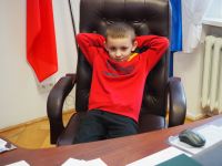 Dzieci z Przedszkola nr 3 w Wągrowcu dekorują choinkę w Starostwie Powiatowym