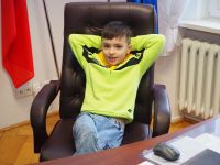 Dzieci z Przedszkola nr 3 w Wągrowcu dekorują choinkę w Starostwie Powiatowym