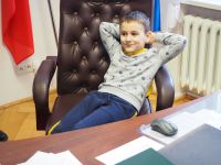 Dzieci z Przedszkola nr 3 w Wągrowcu dekorują choinkę w Starostwie Powiatowym