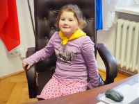Dzieci z Przedszkola nr 3 w Wągrowcu dekorują choinkę w Starostwie Powiatowym