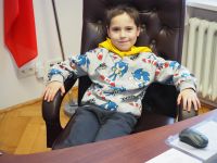 Dzieci z Przedszkola nr 3 w Wągrowcu dekorują choinkę w Starostwie Powiatowym
